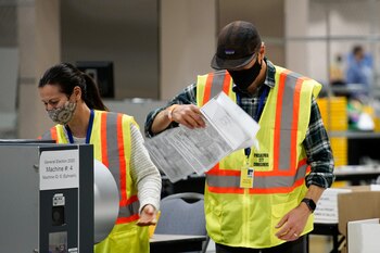Trabajadores electorales alistan los votos