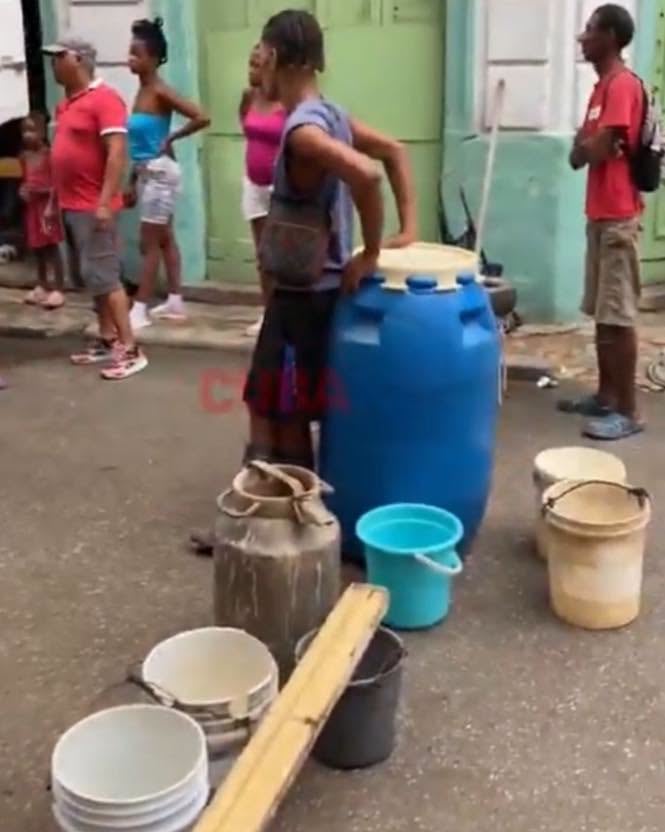 Residentes de La Habana habrían bloqueado una calle y detenido una pipa de agua tras pasar más de 36 horas sin electricidad. (Foto: redes sociales)