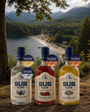 La marca Sur Gin, inspirada en la Patagonia y producida en Buenos Aires, sumó tres medallas en la competencia internacional de gin