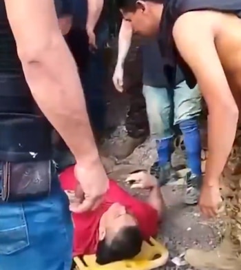 El rescate en la mina clandestina permitió sacar con vida a Carlos Wilfredo Delgado Díaz, quien estaba a 45 metros de profundidad. (Foto cortesía Fuerza Armada de El Salvador)