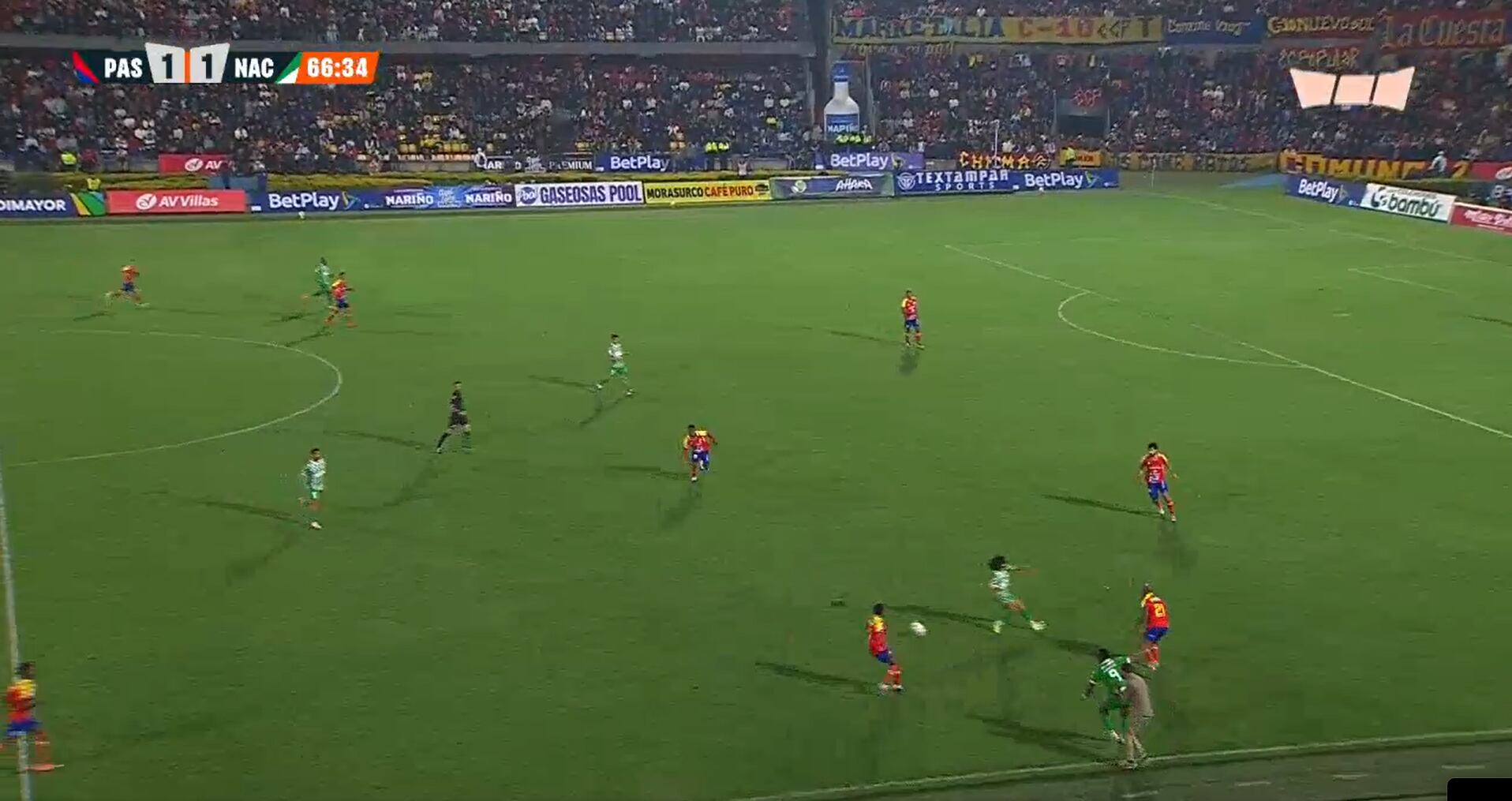 Jugada donde el entrenador de Pasto, Jhonathan Risueño, invade la cancha para chocar contra Alfredo Morelos - crédito captura de video Win Sports