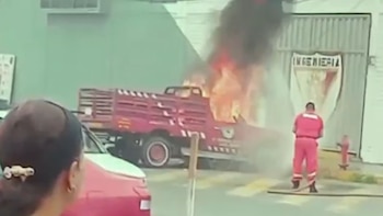 Un hombre incendió un vehículo de la Compañía de Bomberos N.º 161 de Los Olivos, estacionado frente al cuartel en el sector de Sol de Oro, y huyó tras provocar el fuego - Créditos: Captura de pantalla de Panamericana TV.