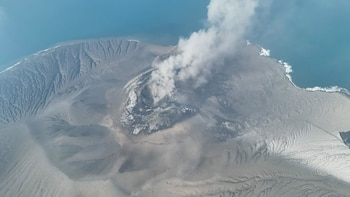 Las autoridades indonesias dan por terminada una erupción continua de 25 horas del Anak Krakatau