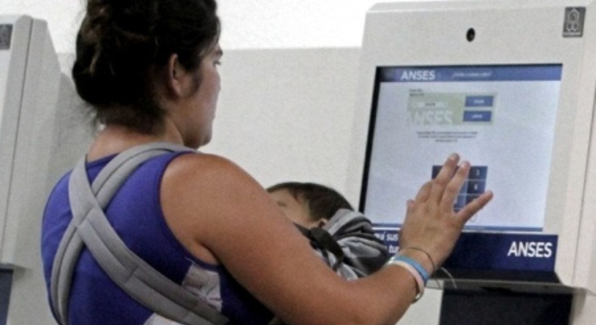 Las asignaciones por matrimonio, adopción y nacimiento están disponibles para todos los DNI entre el 10 de diciembre y el 12 de enero, con actualización por movilidad (Télam)