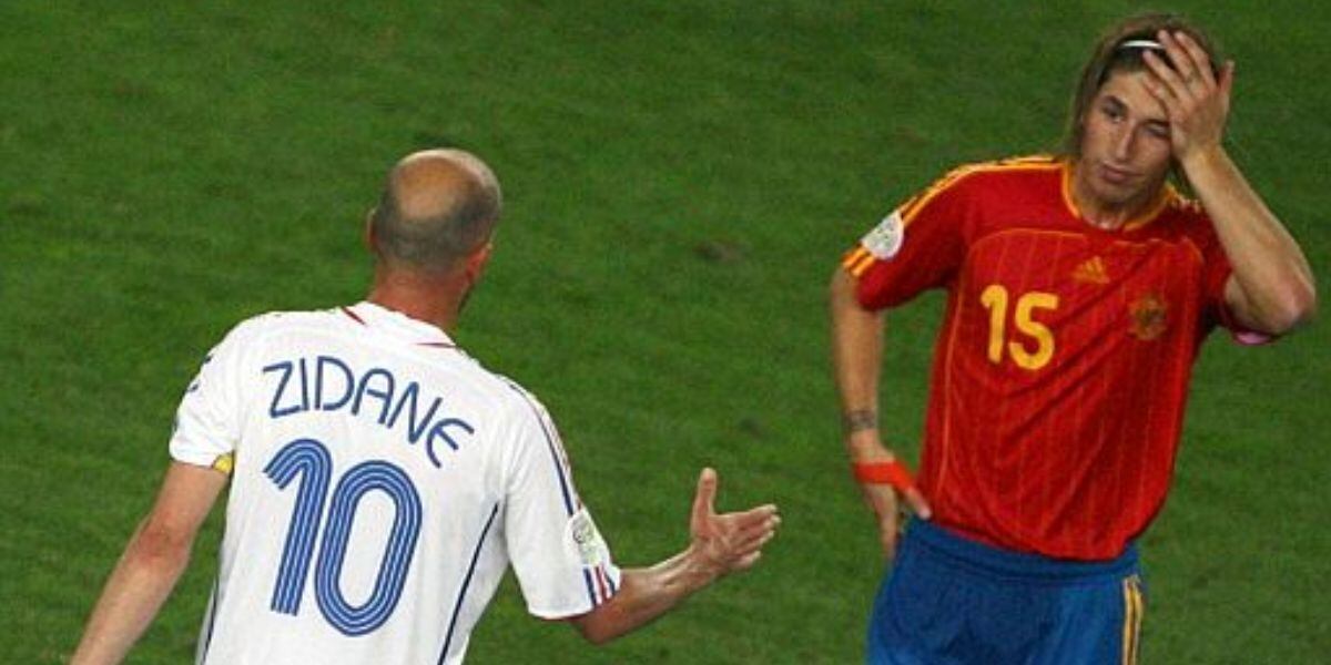 Zinedine Zidane consuela a Sergio Ramos tras la eliminación de España en el Mundial 2006 (AP)