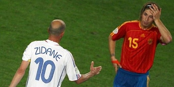 Zinedine Zidane consuela a Sergio Ramos tras la eliminación de España en el Mundial 2006 (AP)
