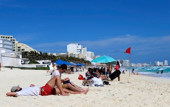 Turistas disfrutan en una playa
