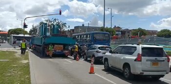 Un tractocamión se varó en
