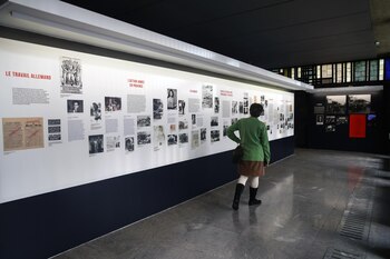 Una mujer visita la exposición 'Los extranjeros en la resistencia en Francia', en del Museo de la Shoáh, en París. EFE/EPA/MOHAMMED BADRA