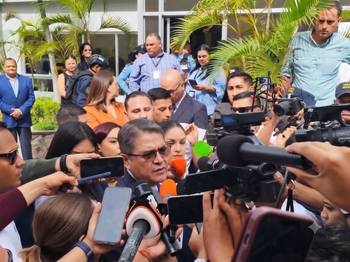 Juan Orlando Hernández continuará en libertad el proceso judicial en Honduras por presunto fraude y lavado de activos tras la imposición de medidas cautelares.