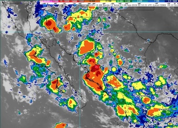 Mapa satelital del noroeste de México con zonas de nubosidad en colores rojo, naranja, amarillo y verde sobre diversos estados
