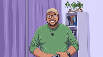 Ilustración de hombre con gorra beige, gafas y barba, camiseta verde con micrófono de solapa. Sostiene un teléfono. Al fondo, cortinas moradas y estante con objetos y planta.
