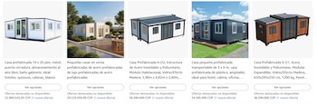 Cinco casas prefabricadas modulares de diferentes diseños. Incluyen modelos blancos, grises y marrones, algunos con paneles solares y jardines