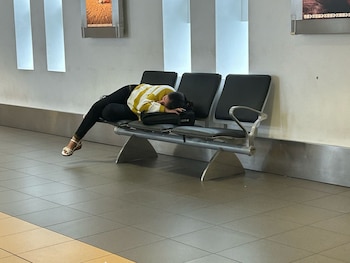 Personas aguardan reprogramación de vuelos en el aeropuerto Jorge Chávez.