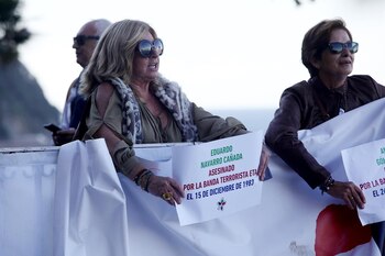 23/10/2021 La presidenta de COVITE, Consuelo Ordóñez (i), sostiene una pancarta en contra de la manifestación convocada a favor de los presos de ETA, a 23 de octubre de 2021, en San Sebastián, Euskadi, (España). Convocada por Sare, la manifestación a favor tiene por objeto denunciar la "política de excepción" en materia penitenciaria que afecta a los presos de la banda terrorista ETA. Este encuentro, que ha sido rechazado por las víctimas de los atentados de ETA, cobra más relevancia tanto por el reciente aniversario del fin de la banda terrorista, como por la polémica sobre el vínculo entre la situación de los presos de la banda terrorista y la negociación de los presupuestos entre el PSOE y Podemos y la coalición que lidera Otegi.
POLITICA
Nagore Iraola - Europa Press