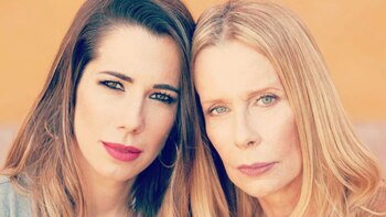 María Valenzuela junto a su