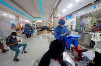 Una enfermera prepara una dosis