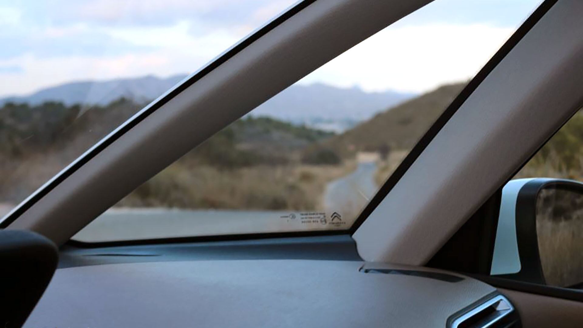 Los autos de hace 20 ó 30 años tenían parantes más delgados que generaban un menor cono de sombra