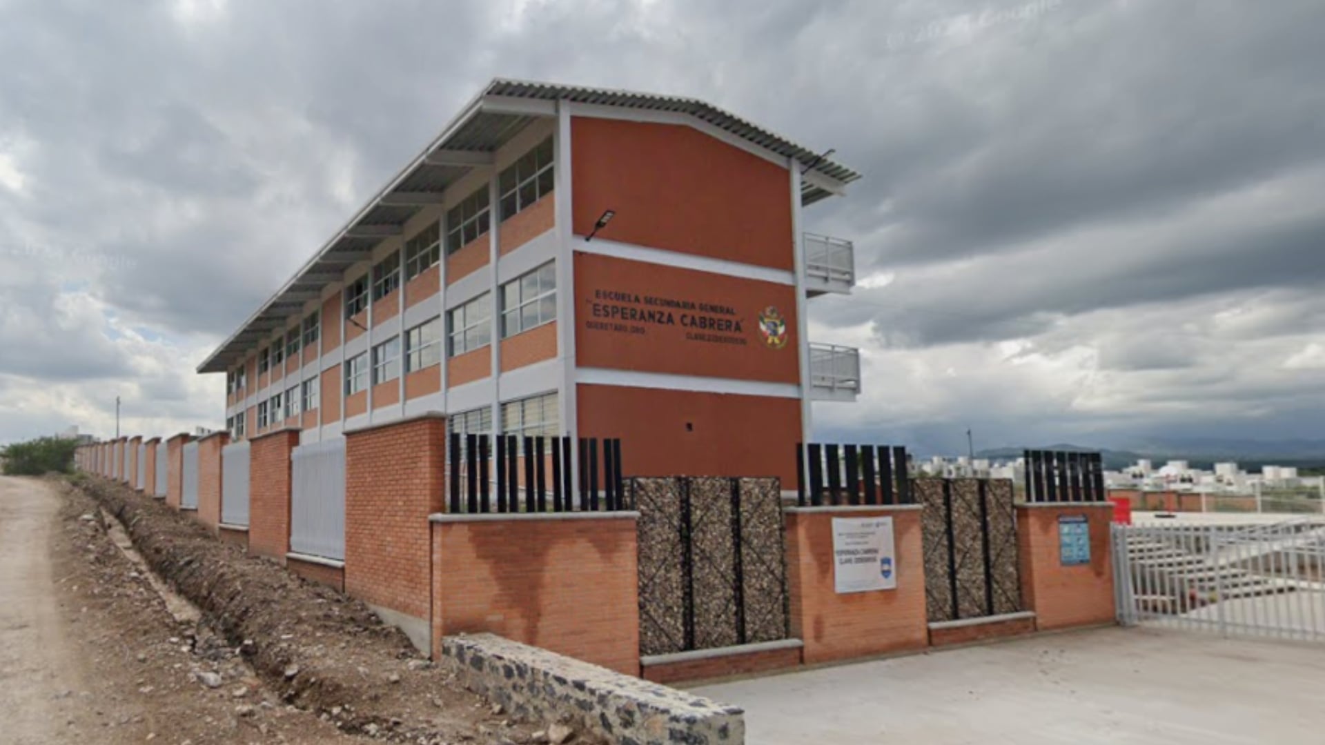 La secundaria Esperanza Cabrera, en Paseos de San Miguel, quedó bajo resguardo policial tras la agresión que dejó cuatro personas lesionadas. Crédito: Especial