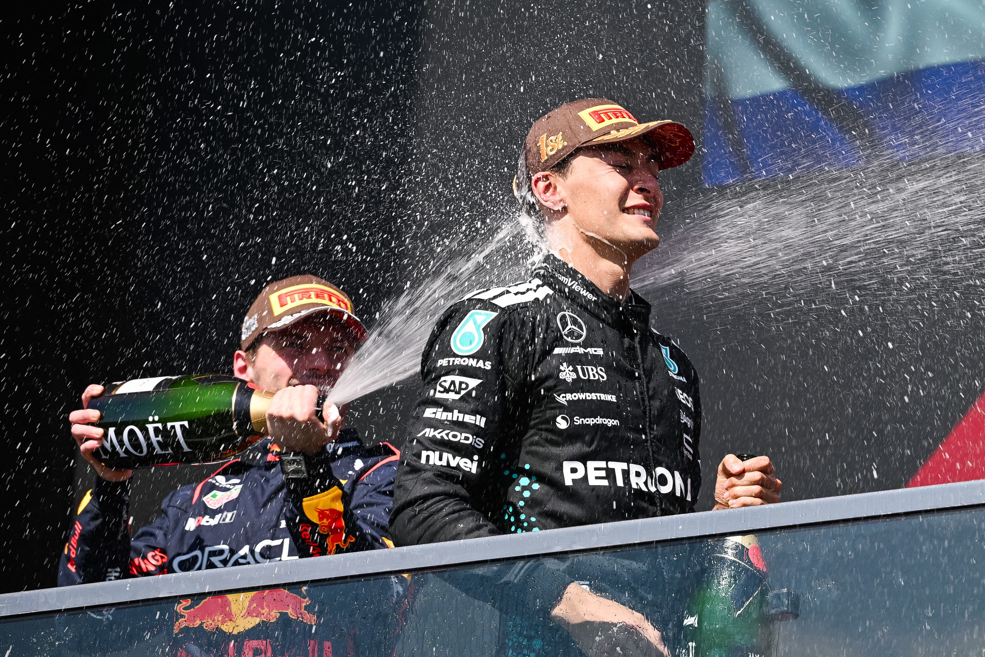 Verstappen bañó en champagne a Russell en el podio del GP de Canadá (David Kirouac-Imagn Images)