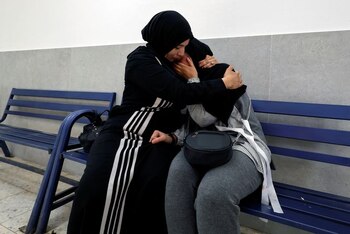 Unas mujeres reaccionan en un