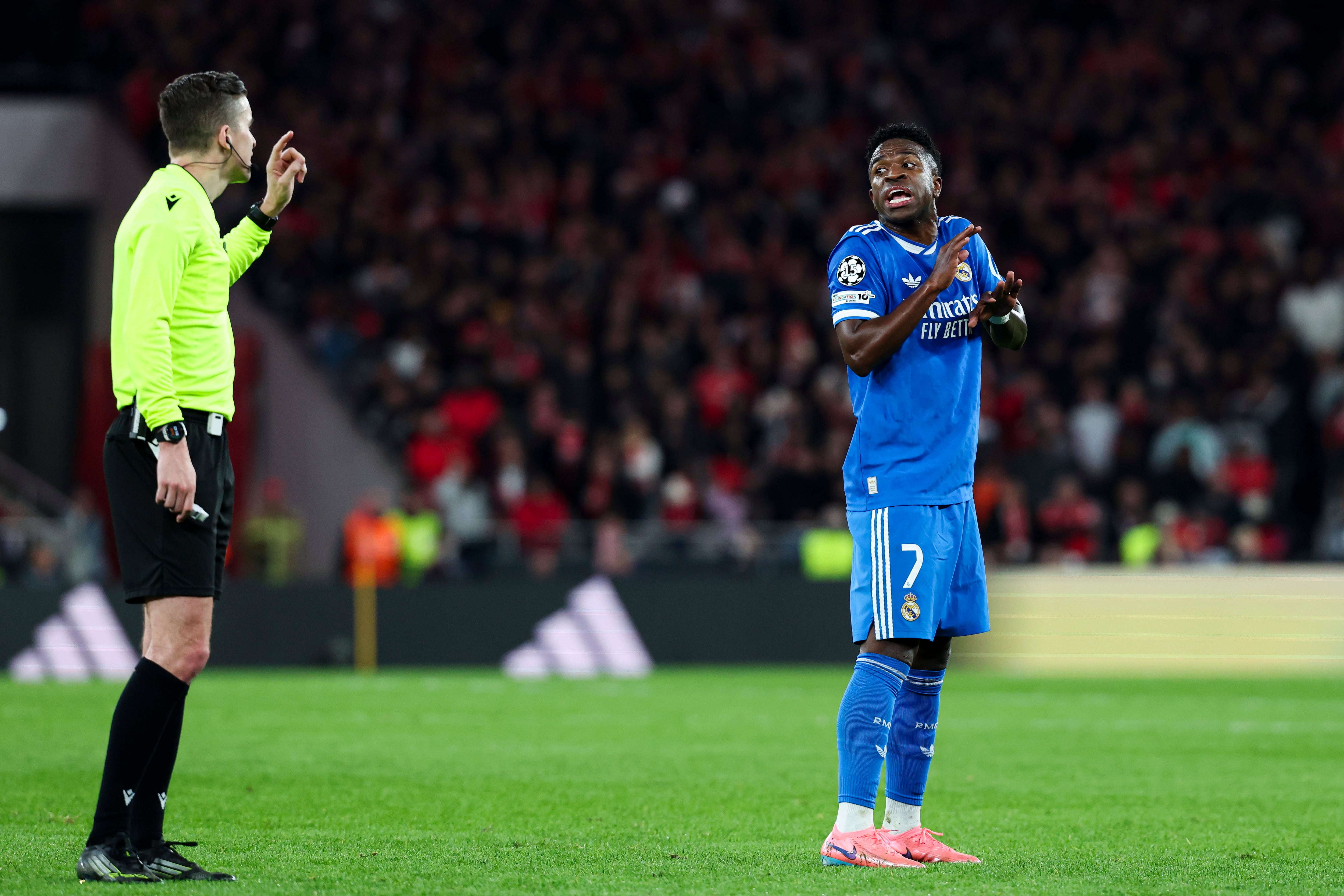 Vinícius había sido amonestado por su efusivo festejo tras marcar el 1-0 ante Benfica (Crédito: EFE/EPA/José Sena Goulao)