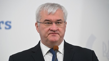 Ucrania afirma que los ataques de Rusia tras su tregua unilateral prueban que Moscú "rechaza la paz"