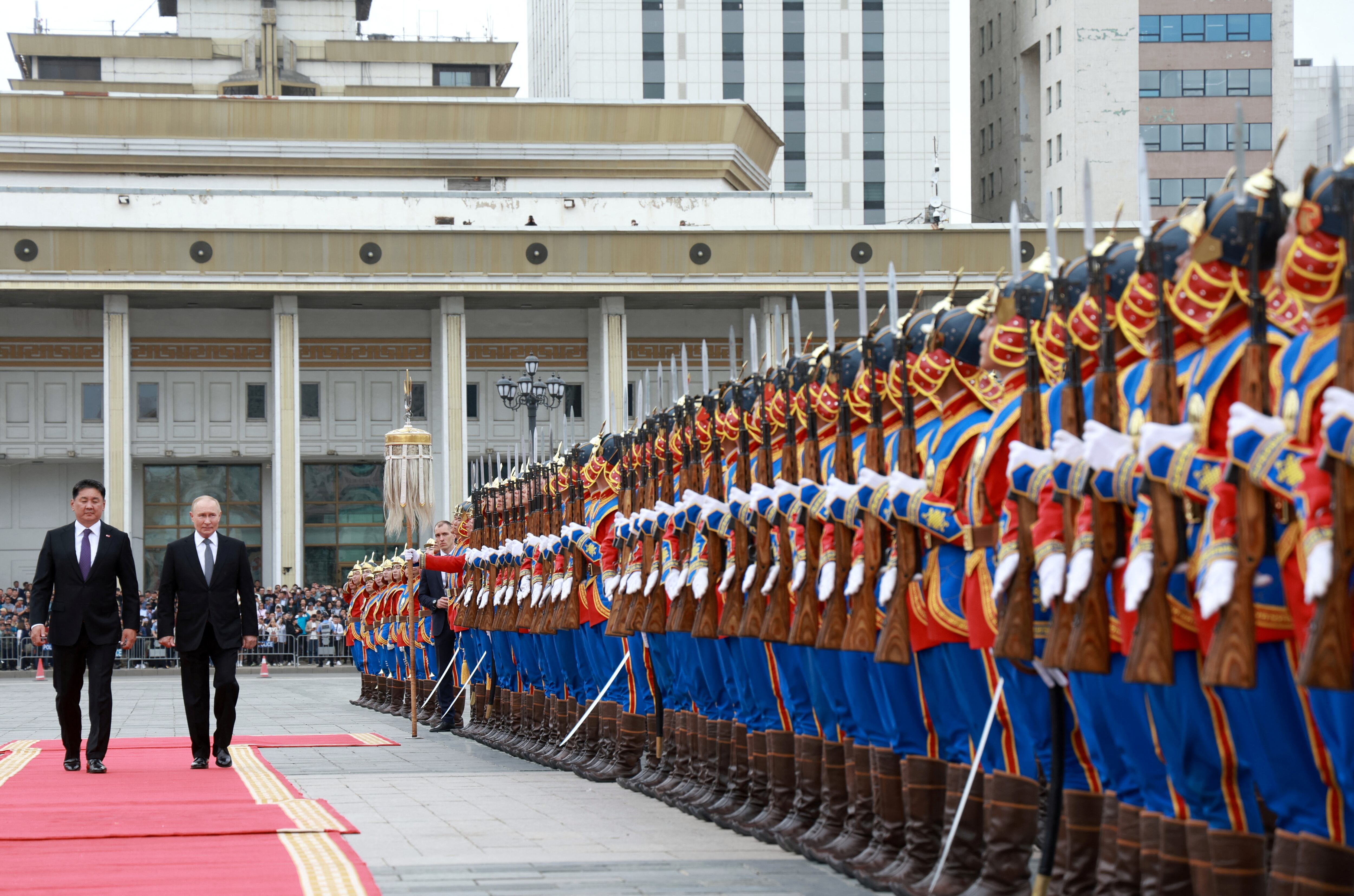 La imponente recibida del mandatario ruso en Ulan Bator (Sputnik/Vyacheslav Prokofyev/REUTERS)