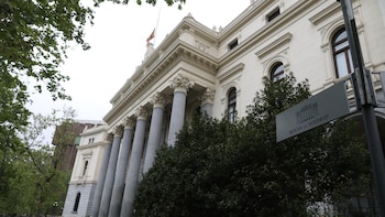El Ibex 35 sube un 0,6% en la apertura y roza los 18.300 puntos, con el petróleo a la baja