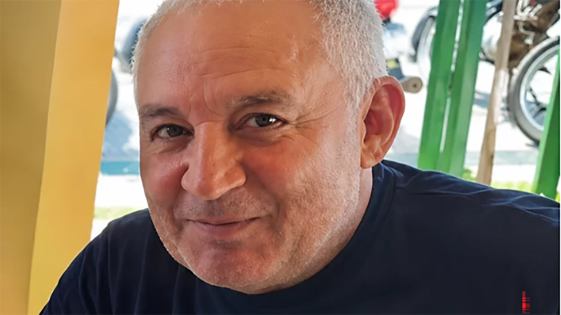 Aníbal Eduardo Cepeda, con cabello gris y camiseta oscura, aparece en un retrato cercano mirando directamente al espectador.