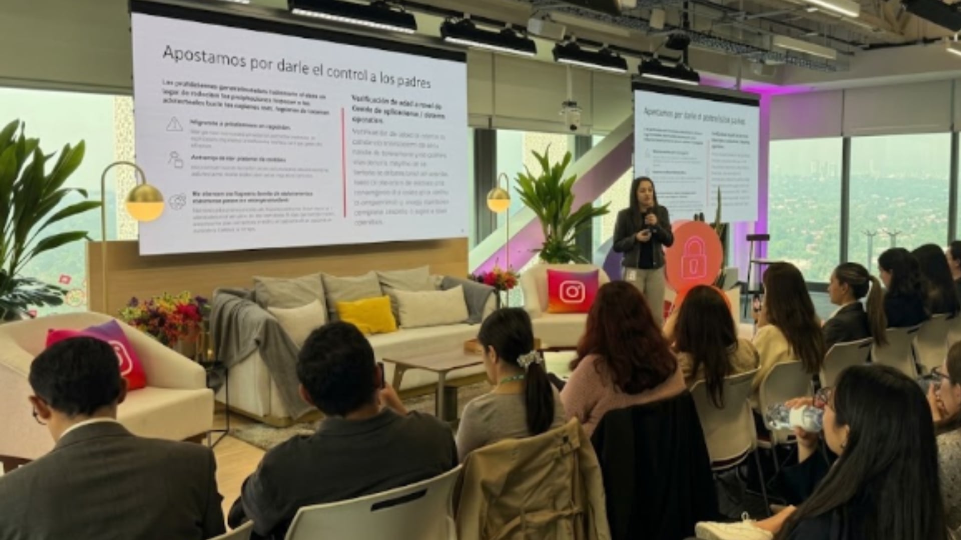 Una representante de Meta expone ante el público las medidas de control parental diseñadas para la protección de adolescentes en sus plataformas digitales. (Meta )