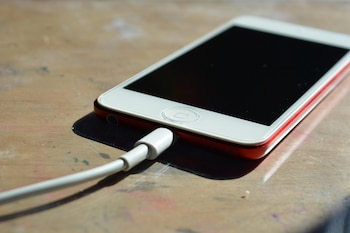 Entre los equipos más demandados figuran iPods, reproductores MP3, consolas de videojuegos antiguas y cámaras digitales portátiles. Un