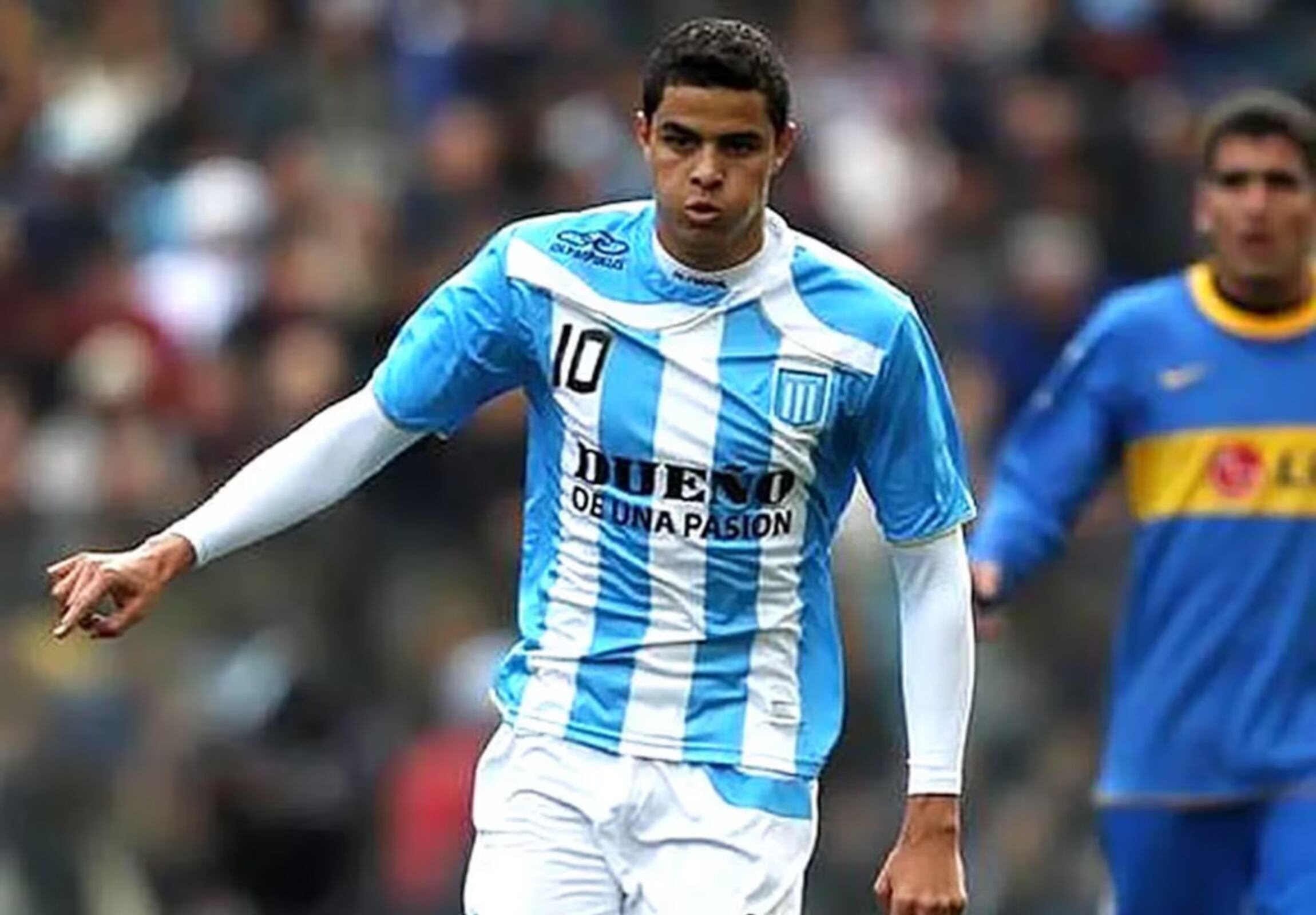 Gio Moreno con la camiseta de Racing - crédito EFE