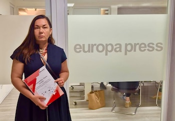 16/10/2026 Oksana Brovko (Prensa Regional Independiente de Ucrania): "Nuestros periodistas están escribiendo la historia".
La directora ejecutiva de la Asociación de Editores de Prensa Regional Independiente de Ucrania, Oksana Brovko, ha hecho un llamamiento este viernes a los medios europeos para que no reduzcan la cobertura de la invasión rusa debido al cansancio de la audiencia. Además, ha recordado que la prensa independiente ucraniana no solo combate la desinformación mediante la enseñanza del pensamiento crítico, sino que asume un papel clave en la recopilación de pruebas y evidencias de crímenes de guerra.
SOCIEDAD