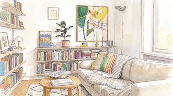 Ilustración en acuarela de un sofá claro, una mesa circular de madera, estantes llenos de libros, plantas en maceta y cuadros en la pared.