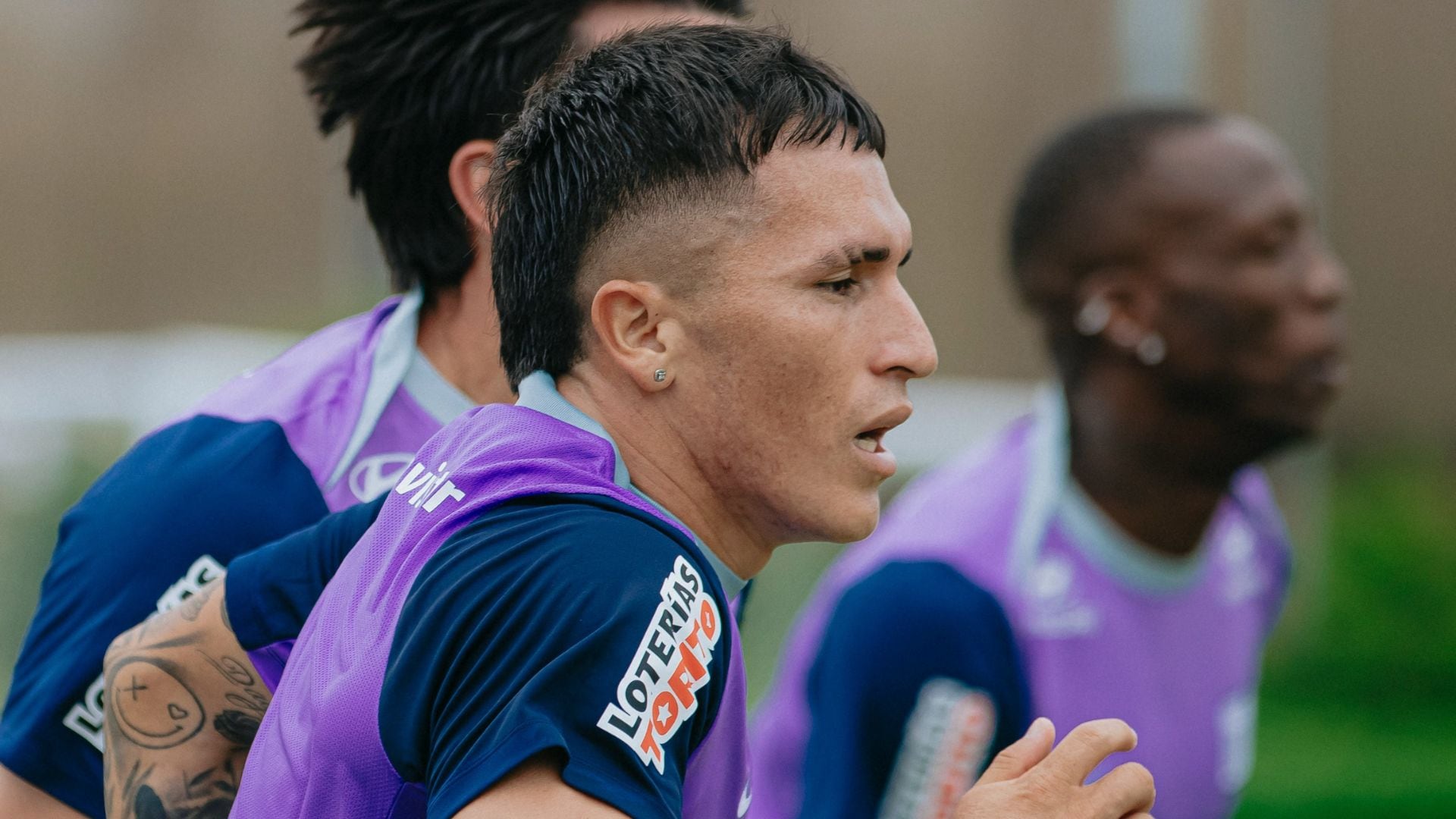 Cristian Neira ejercitándose con el resto de compañeros en EGB. - Crédito: Alianza Lima