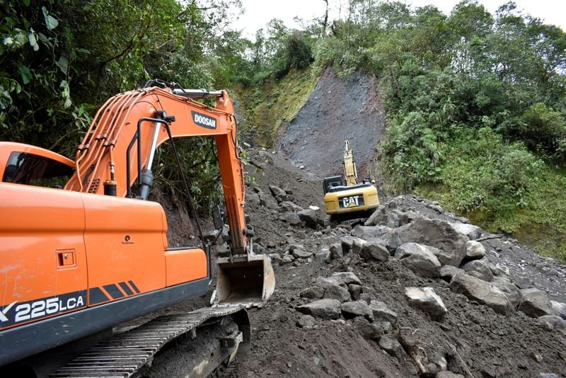 Excavadoras limpian una franja de bosque para construir una nueva ruta para un oleoducto, en San Luis, Ecuador. 16 de junio de 2021 (REUTERS/Tito Correa)