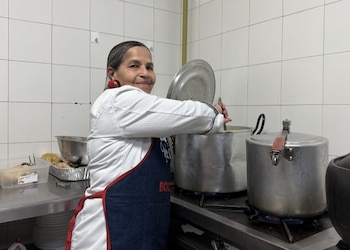 La sabedora de la cocina popular bogotana, María Elsy Giraldo, compartió con Infobae Colombia su rutina y su oficio, tras más de diez años preparando esta sopa tradicional para clientes en la plaza distrital - crédito Infobae Colombia