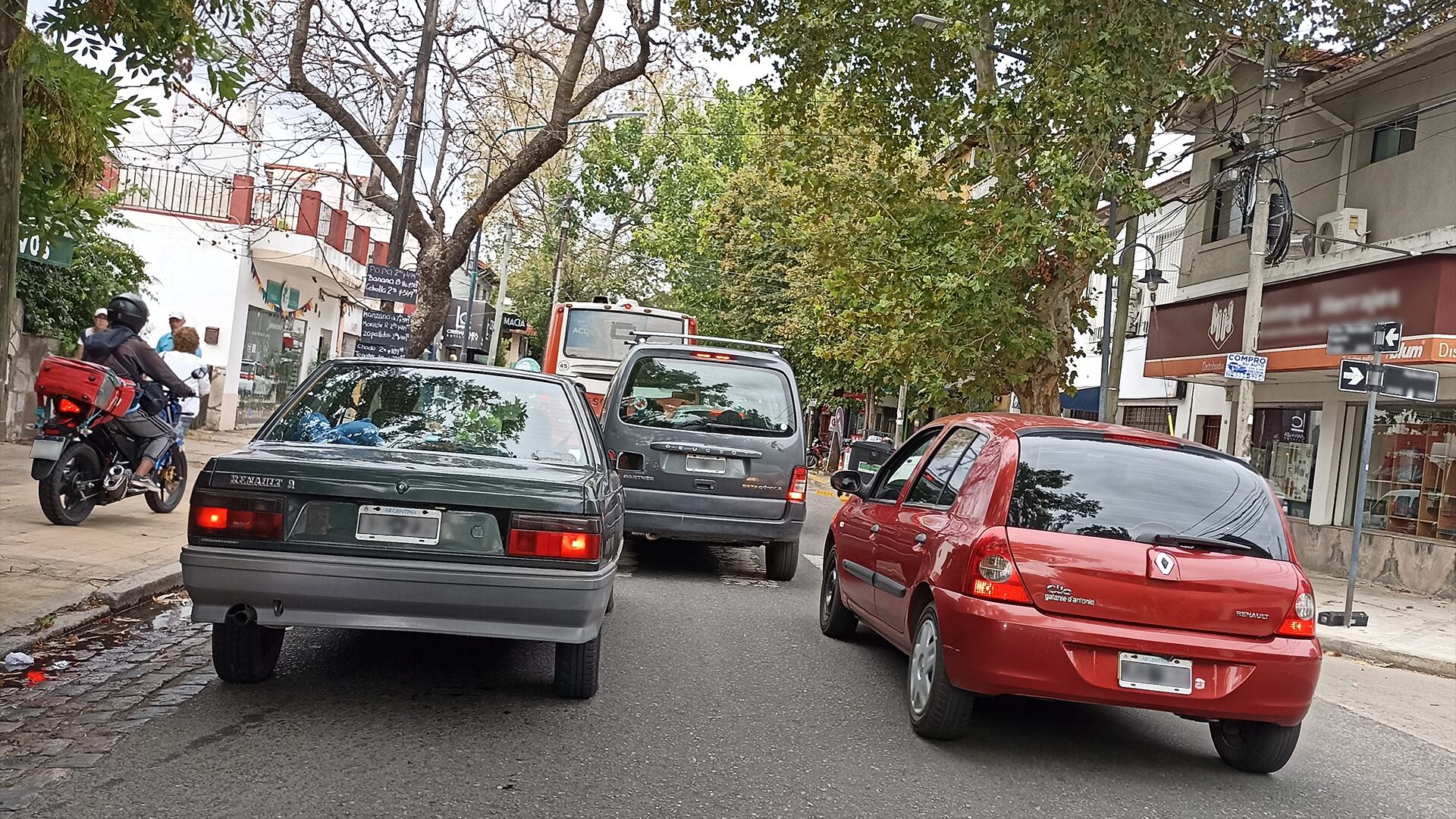 Circular a baja velocidad por la mano izquierda en vías de más de una mano, genera que se produzcan adelantamientos por la derecha
