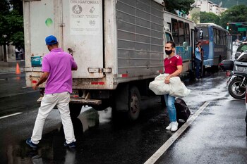 Un estudiante carga sus pertenencias frente a la residencia estudiantil Livia Gouverneur, en Caracas (Venezuela) (EFE)
