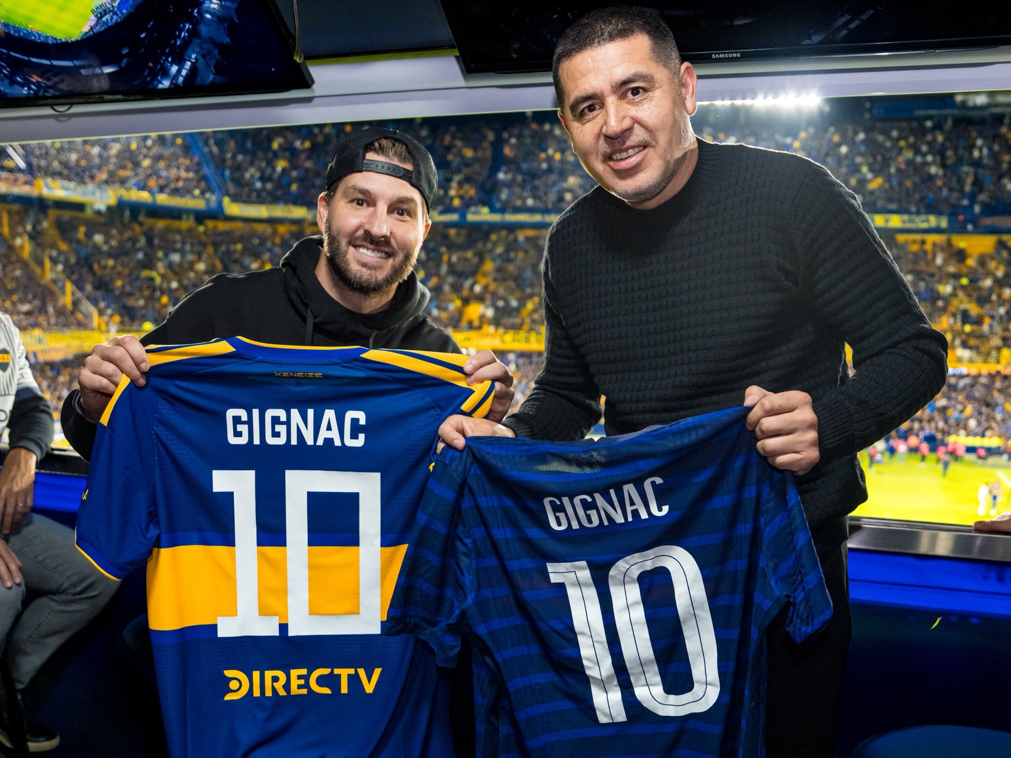André Pierre Gignac y Juan Román Riquelme en el palco de La Bombonera (@BocaJrsOficial)