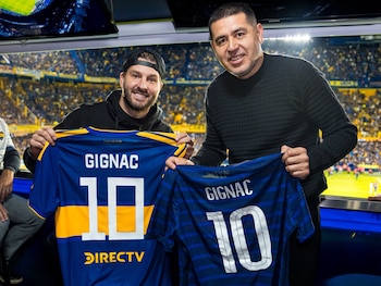 André Pierre Gignac y Juan Román Riquelme en el palco de La Bombonera (@BocaJrsOficial)