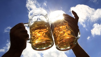 Dos jarras de cerveza.