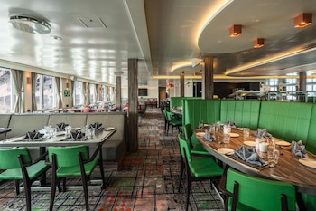 Esta imagen muestra el comedor del crucero de expedición, uno de los principales espacios de convivencia durante la travesía. (Handout / AFP)