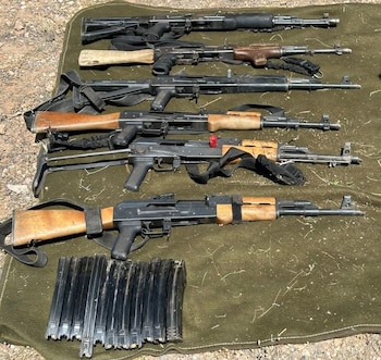 Seis armas alargas, seis chalecos