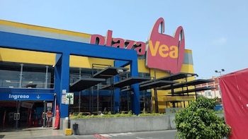 Plaza Vea mantiene una posición relevante en el mercado peruano de supermercados y forma parte de Supermercados Peruanos, empresa de Intercorp que también gestiona las marcas Mass y Vivanda.