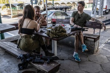 Reservistas israelíes frente a un