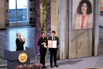 Ali y Kiana Rahmani reciben, en nombre de su madre Narges Mohammadi, el Nobel de la Paz el 10 de diciembre de 2023. EFE/EPA/FREDRIK VARFJELL NORWAY OUT