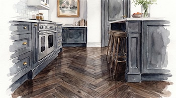 Ilustración en acuarela de una cocina con gabinetes gris oscuro, una estufa de acero inoxidable, piso de madera en patrón espiga, y una isla con tres taburetes.