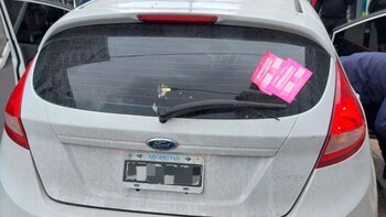 El auto blanco en el